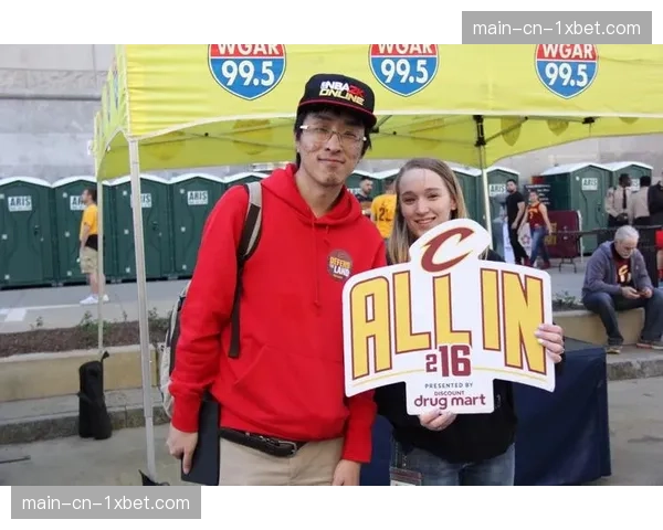 特写:时隔658天,克利夫兰球迷起立鼓掌迎接科林·塞克斯顿回归