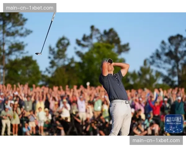 特写:美国大师赛夺冠后,舍夫勒在果岭上与家人相拥